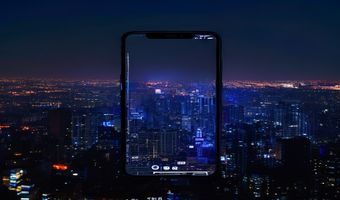 黑料91网红爆料合集配图，手机屏幕显示社交媒体直播画面，背景为模糊的城市夜景